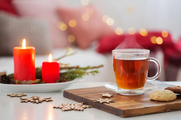 Taza de té con velas encendidas en casa —  Fotos de Stock