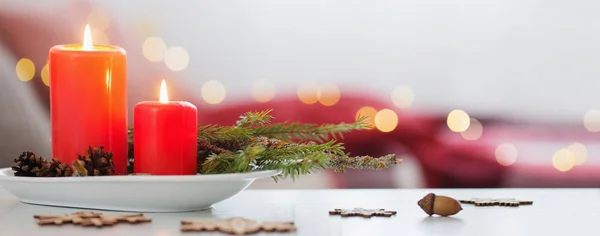 Velas ardientes rojas sobre mesa blanca en sala de estar — Foto de Stock