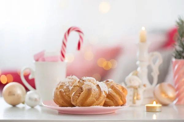 Marşmelovlu kakao ve pembe ve altın rengi süslemeli Noel süsü. — Stok fotoğraf