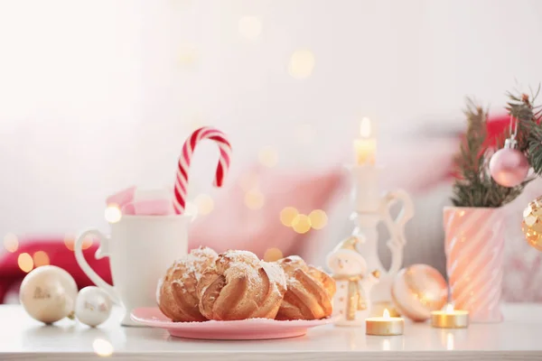 Cocoa with marshmallow  and christmas decor in pink and gold col — Stock Photo, Image