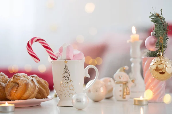 Cocoa with marshmallow  and christmas decor in pink and gold col — Stock Photo, Image