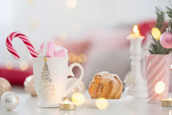 Cacao con malvavisco y decoración navideña en rosa y oro col —  Fotos de Stock