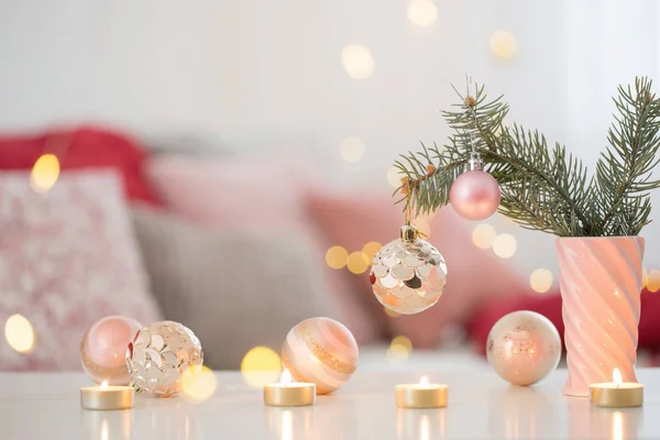 Decorazioni natalizie con candele accese in colo rosa e oro — Foto Stock
