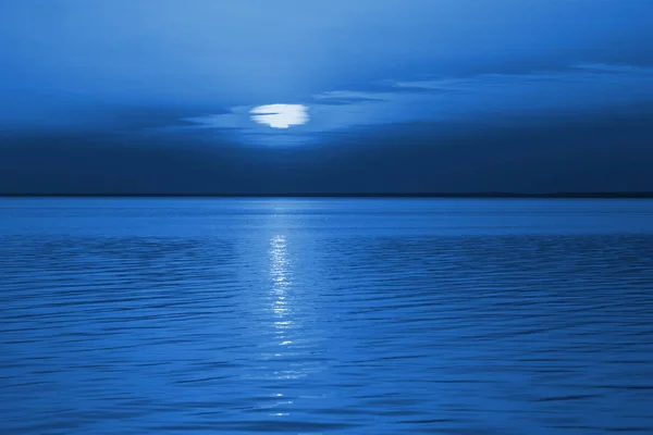 Blaue Nacht am See. Farbe des Jahres 2020 klassischer blauer Pantone — Stockfoto