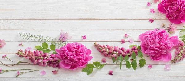 Rosa hermosas flores sobre fondo de madera blanca —  Fotos de Stock