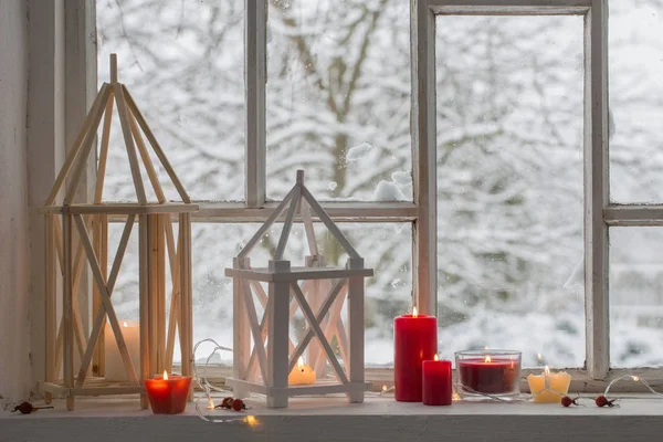 Linterna de madera en el alféizar de la ventana en el paisaje de invierno de fondo — Foto de Stock