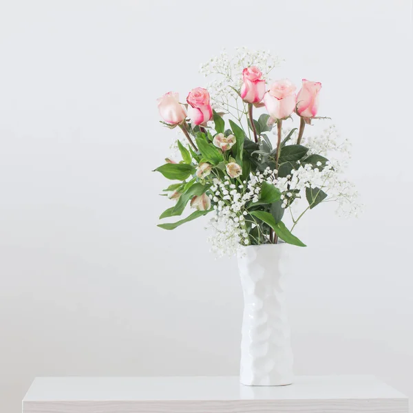 Pink roses in vase — Stock Photo, Image