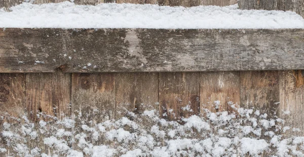 Oude houten achtergrond met sneeuw — Stockfoto