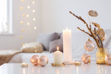 Evde mumlarla Noel süslemeleri.