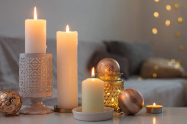 Evde mumlarla Noel süslemeleri.
