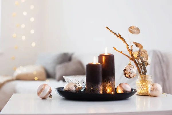 Μαύρα κεριά με μπάλες Χριστουγέννων σε λευκό εσωτερικό — Φωτογραφία Αρχείου