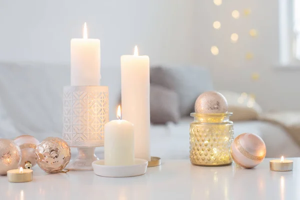Рождественские украшения со свечами дома — стоковое фото
