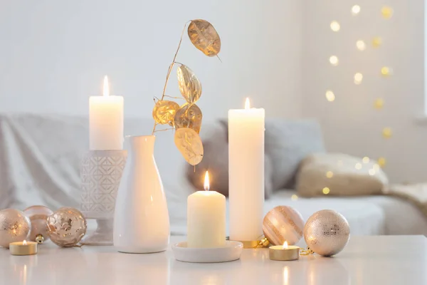 Décorations de Noël avec des bougies à la maison — Photo