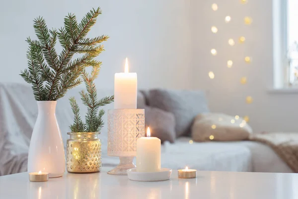 Kerstversiering met brandende kaarsen in wit interieur — Stockfoto