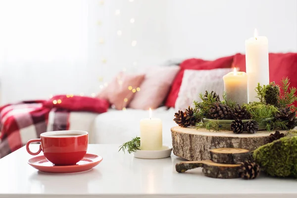 Tasse de thé avec des bougies allumées sur la table blanche — Photo