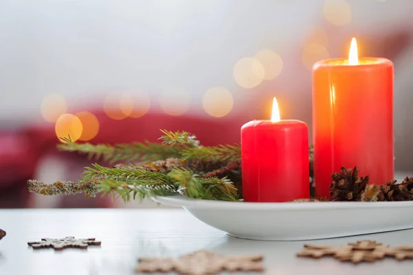 Rote brennende Kerzen auf weißem Tisch im Wohnzimmer — Stockfoto