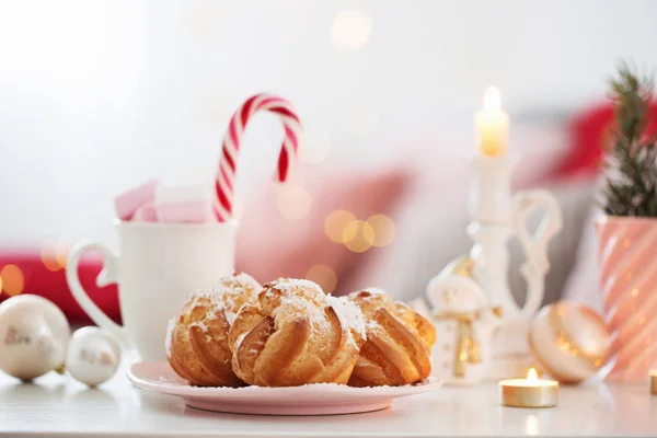 Kakao z pianką i świątecznym wystrojem w kolorze różowym i złotym kole — Zdjęcie stockowe