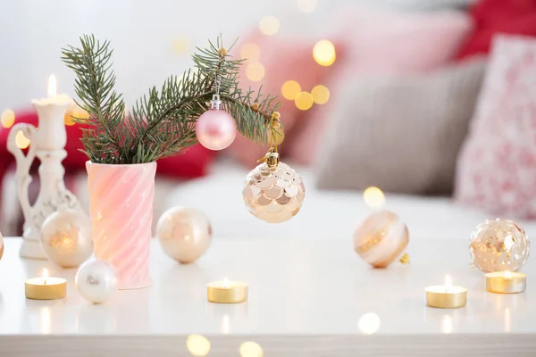 Weihnachtsdekoration mit brennenden Kerzen in rosa und gold colo — Stockfoto