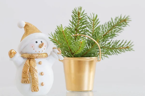 Pequeño Muñeco Nieve Sobre Fondo Blanco — Foto de Stock