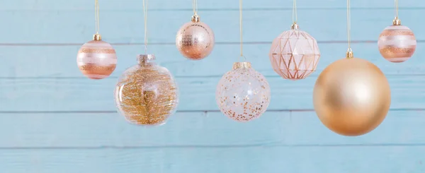 Weihnachtskugeln hängen auf blauem Holzhintergrund — Stockfoto