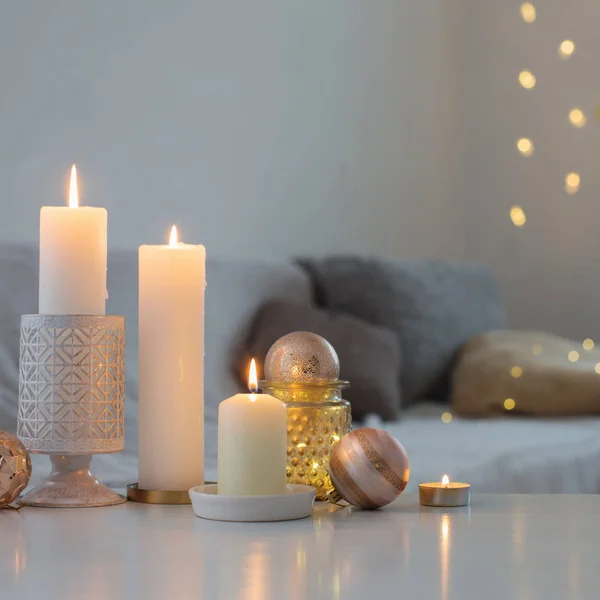 Різдвяні прикраси зі свічками вдома — стокове фото