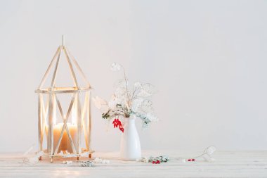 Arka plandaki Noel süslemeleri beyaz duvar