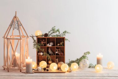 Arka plandaki Noel süslemeleri beyaz duvar