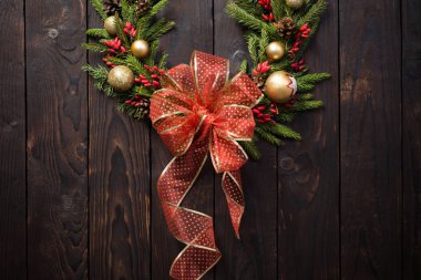 Koyu ahşap kapıda Noel çelengi