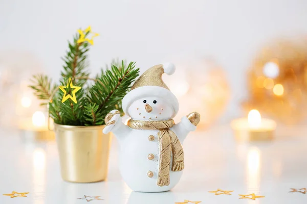 Decoraciones navideñas con muñeco de nieve de cerámica — Foto de Stock