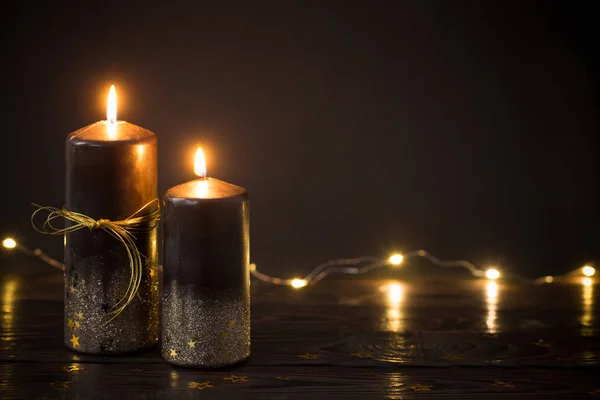 Velas de Natal preto no fundo escuro — Fotografia de Stock