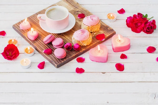 Kaffee mit Kuchen, Kerzen und Rosen auf weißem Holzboden — Stockfoto