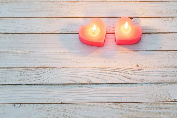 Rosa candele ardenti su sfondo di legno bianco — Foto Stock