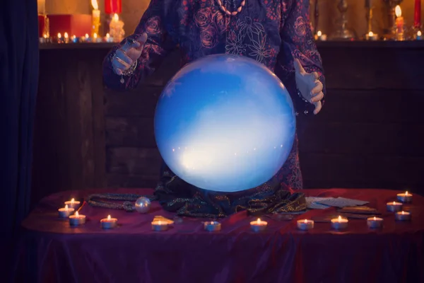 Işıklı kristal topu ile falcı eller — Stok fotoğraf