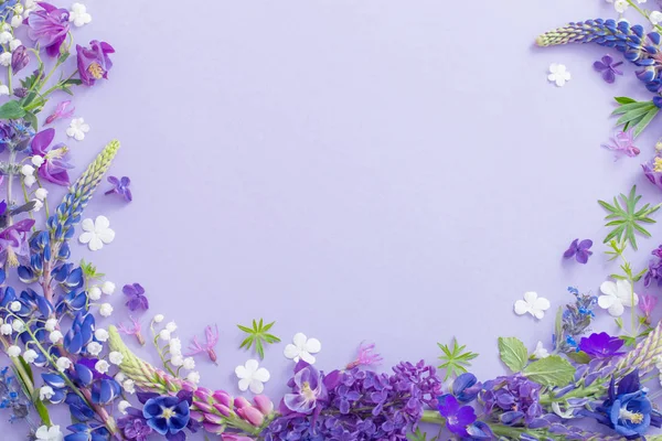 Viola, blu, fiori rosa su sfondo di carta — Foto Stock