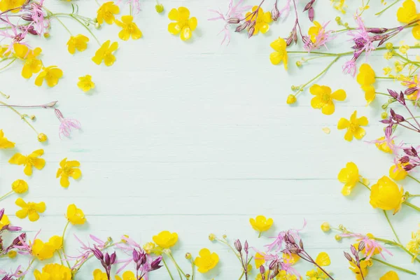 Zomer bloemen op groene houten achtergrond — Stockfoto