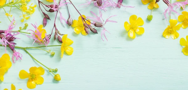 Flores de verano sobre fondo de madera verde —  Fotos de Stock