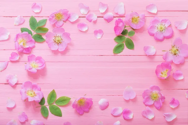 ピンクの木製の背景にピンクのバラのフレーム — ストック写真