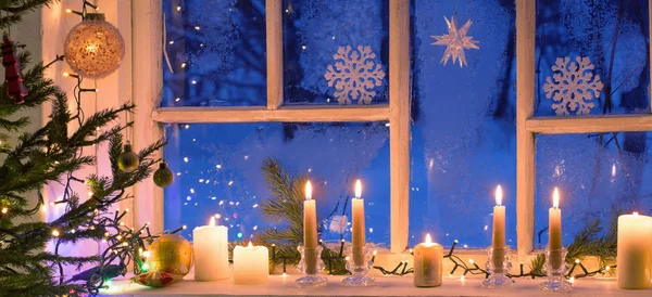 Decorações de Natal na velha janela de madeira — Fotografia de Stock