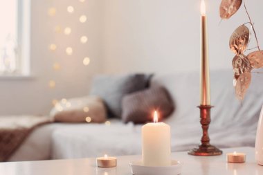 Beyaz iç mekânlarda mum yakmak.