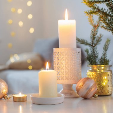 İçi beyaz mum dolu Noel süslemeleri. 