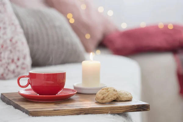 Šálek čaje s hořícími svíčkami doma — Stock fotografie