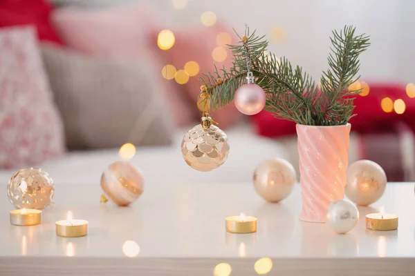 Dekoracje świąteczne z płonących świec w różowym i złotym colo — Zdjęcie stockowe