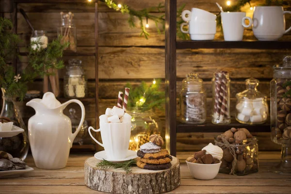 Jul dekoration kakao bar med kakor och godis på gamla wo — Stockfoto