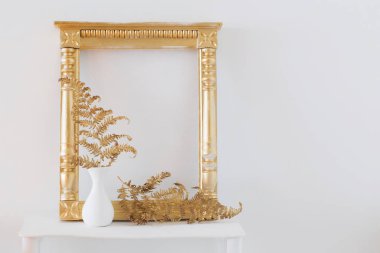  Beyaz ahşap rafta yanan mumlarla iç dekorasyon.  