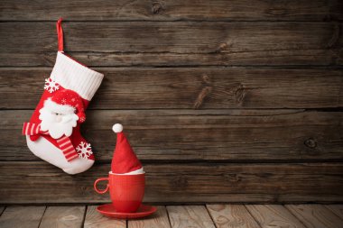 Eski ahşap arka planda Noel kırmızı ve beyaz dekoru 