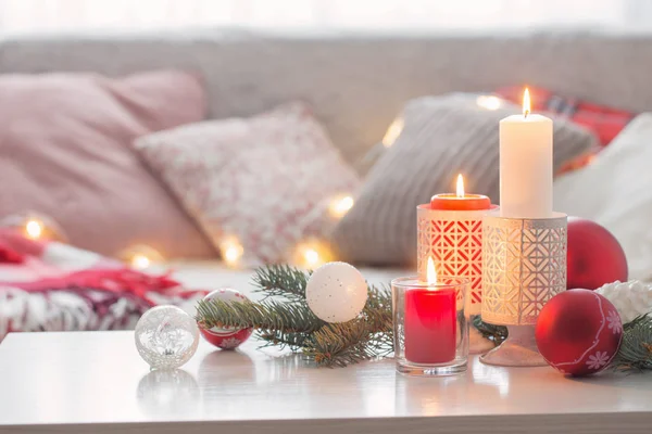 Kerstversiering met kaarsen en ballen op witte tafel indoor — Stockfoto