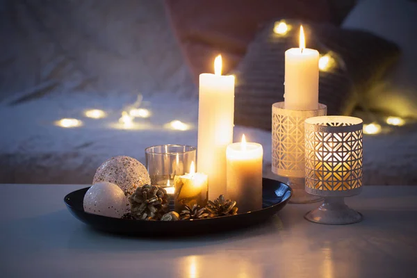 Kerstversiering met brandende kaarsen op witte tafel agai — Stockfoto