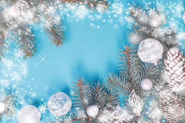 Mavi kağıt arka planda Noel süslemeleri — Stok fotoğraf