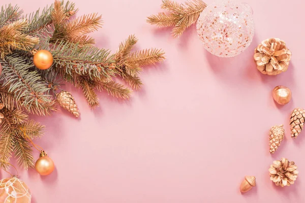 Fundo de Natal moderno bonito em cores douradas e rosa — Fotografia de Stock