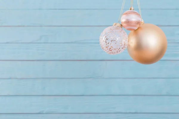 Jul bollar hängande på blå trä bakgrund — Stockfoto